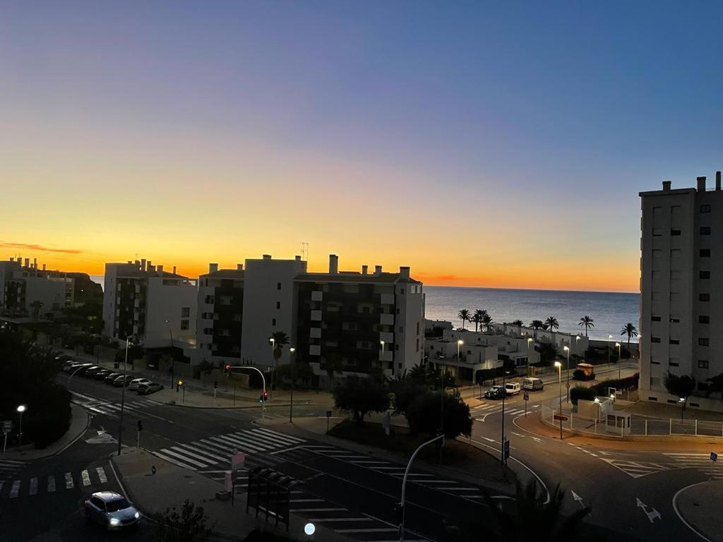 Sunny, Spacious 3 Bedroom With Seaview *