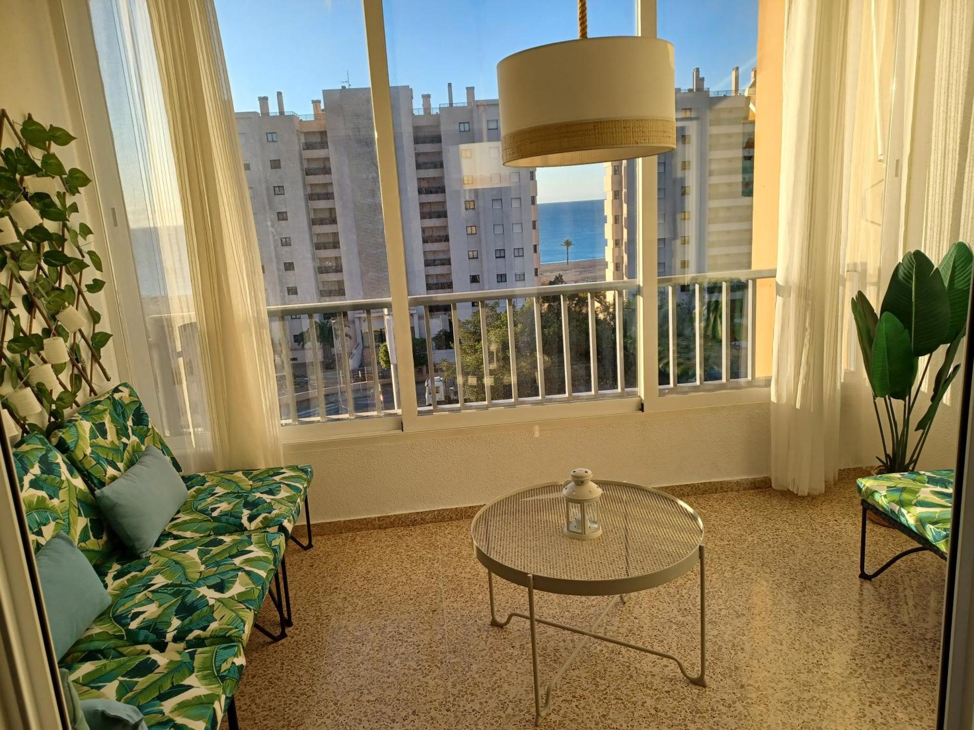Sunny, Spacious 3 Bedroom With Seaview