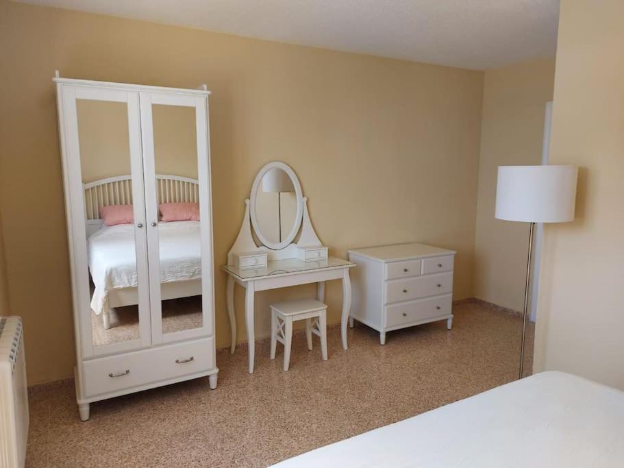 Sunny, Spacious 3 Bedroom With Seaview *
