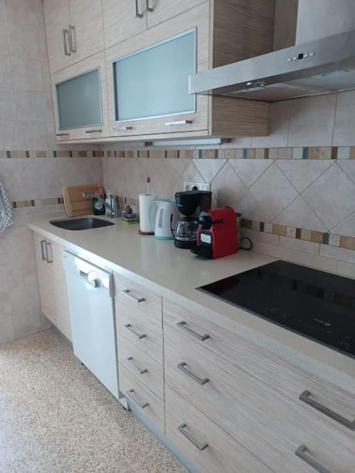 Sunny, Spacious 3 Bedroom With Seaview