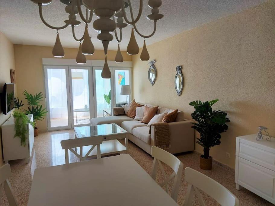 Sunny, Spacious 3 Bedroom With Seaview *