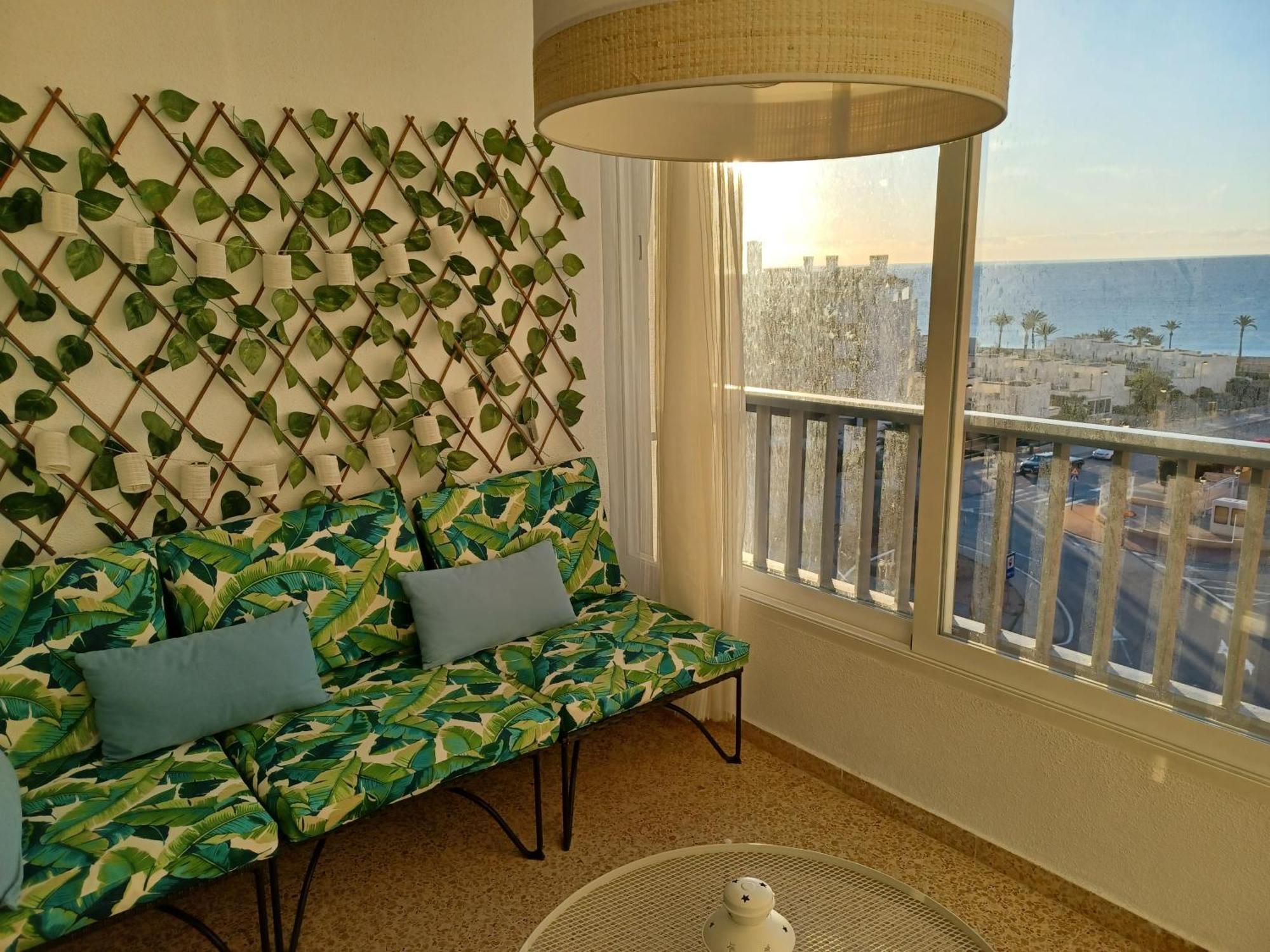 Sunny, Spacious 3 Bedroom With Seaview *