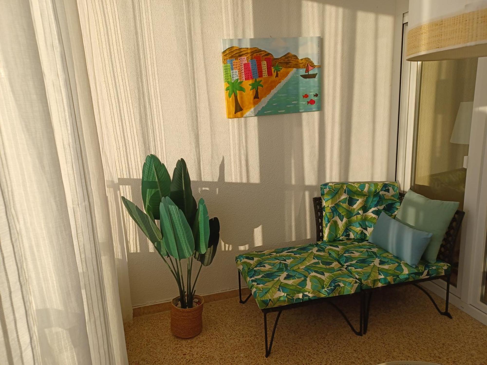 Sunny, Spacious 3 Bedroom With Seaview *